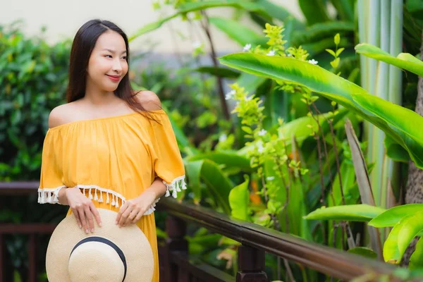 Retrato bonito jovem asiático mulher feliz sorriso lesire no g — Fotografia de Stock