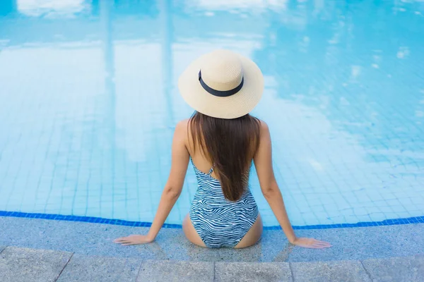 Retrato bonito jovem asiático mulheres feliz sorriso relaxar ao ar livre s — Fotografia de Stock