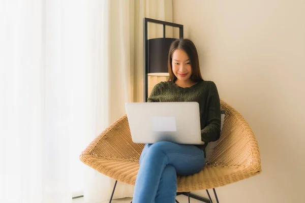 Porträt schöne junge asiatische Frauen mit Computer oder Laptop — Stockfoto