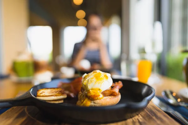 Desayuno con salchicha benedicta de huevo en sartén caliente —  Fotos de Stock