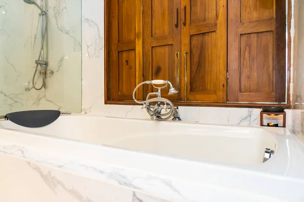 Szép dekoráció belseje fürdőszoba, fehér luxus fürdő — Stock Fotó