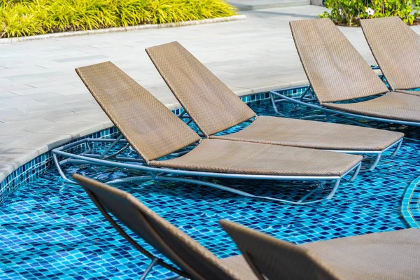 Cadeira vazia para se sentar e relaxar em torno de piscina ao ar livre po — Fotografia de Stock