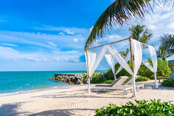 Hermoso paraguas y silla alrededor de la playa mar océano con azul sk —  Fotos de Stock