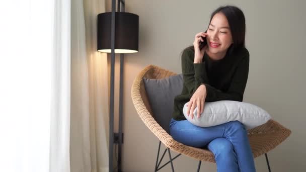 Material Archivo Hermosa Mujer Asiática Hablando Por Teléfono Casa — Vídeos de Stock