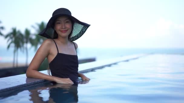 Beelden Van Aziatische Vrouw Ontspannen Zwembad Tijdens Zomer Vakantie — Stockvideo