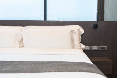 Güzel lüks rahat beyaz yastık ve battaniye yatakta zekâ