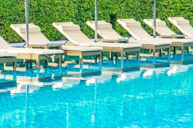 Otel re açık yüzme havuzu etrafında Şemsiye ve sandalye kanepe