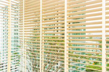 Pencerenin iç dekorasyonunu köreltir