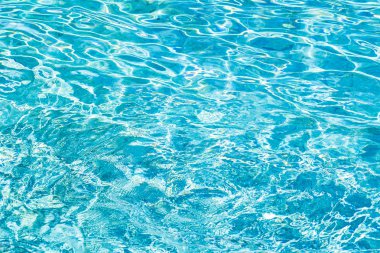 Soyut ve yüzey havuzu suyu, güneş ışığının geri çekilmesiyle yansır