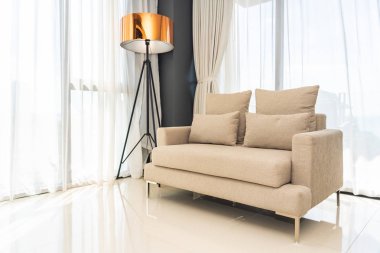 Kanepe sandalyede rahat yastık