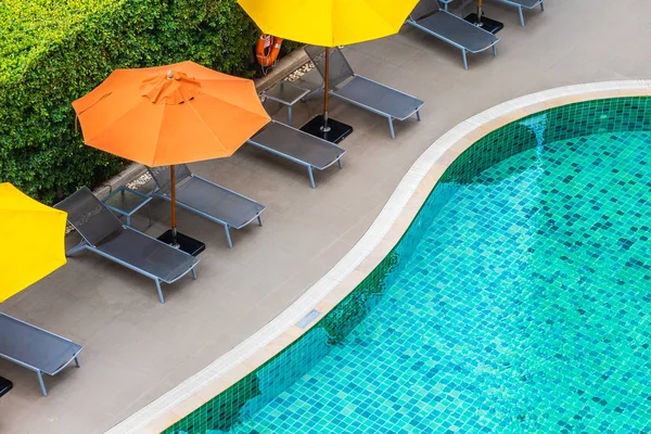 Beautiful outdoor swimming pool in hotel resort for holiday vaca — Stock Photo, Image