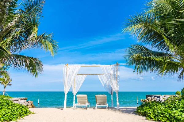 Bellissimo ombrellone e sedia intorno spiaggia mare oceano con sk blu — Foto Stock