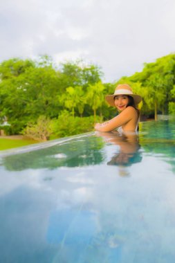 Güzel Asyalı genç kadınların portresi. Gülümse, rahatla.