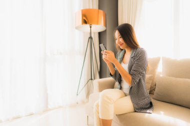 Konuşan cep telefonu kullanan güzel Asyalı genç kadınların portresi 