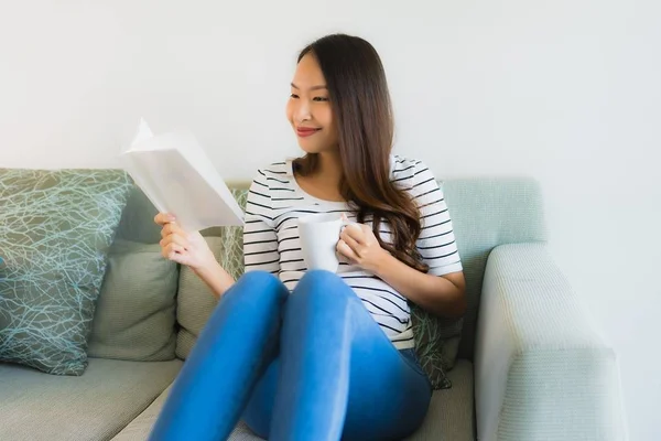 Retrato hermosa joven asiático mujeres leyendo libro con café cu — Foto de Stock