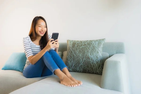 Porträt schöne junge asiatische Frau mit oder reden Handy pho — Stockfoto