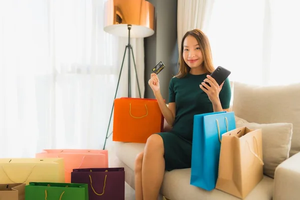 Retrato hermosa joven asiático mujeres utilizando ordenador portátil o sm — Foto de Stock