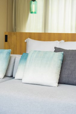 Kanepe sandalyede rahat yastık