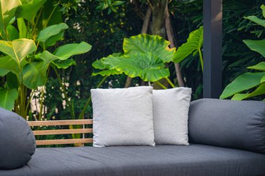 Kanepe sandalyede rahat yastık