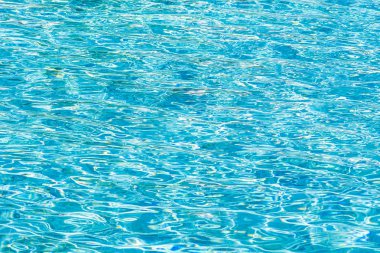 Soyut ve yüzey havuzu suyu, güneş ışığının geri çekilmesiyle yansır