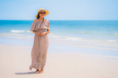 Portre güzel genç Asyalı kadın mutlu gülümseme Relax tr