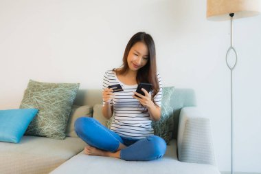 Güzel Asyalı genç kadınların portresi.