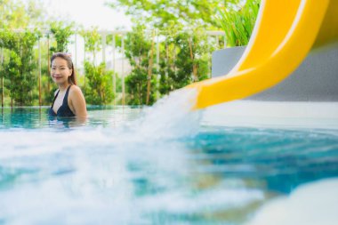 Güzel Asyalı genç kadınların portresi mutlu bir gülümseme açık havada rahatla