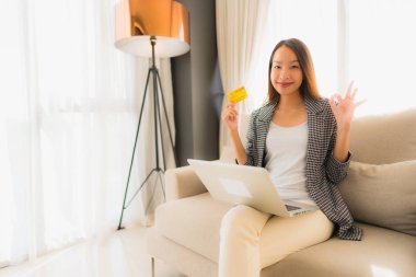 Bilgisayar dizüstü bilgisayar kullanan güzel Asyalı kadınların portresi.