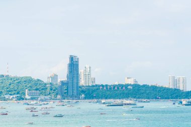Beyaz bulut ve mavi gökyüzü ile güzel manzara ve deniz okyanusu 