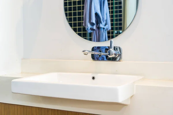 Robinet d'eau Décoration d'évier dans la salle de bain — Photo