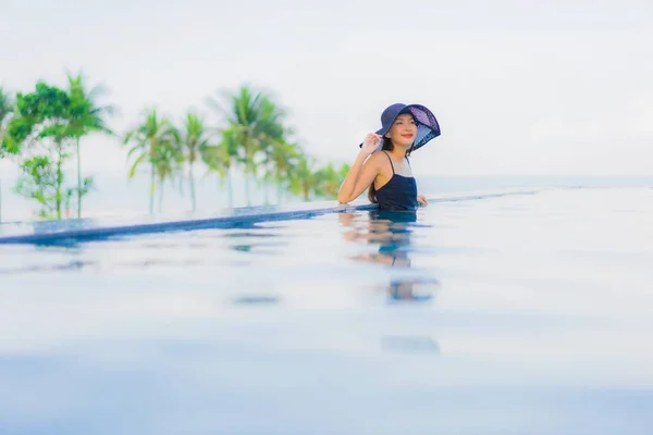 Retrato bonito jovem asiático mulheres feliz sorriso relaxar ao ar livre s — Fotografia de Stock