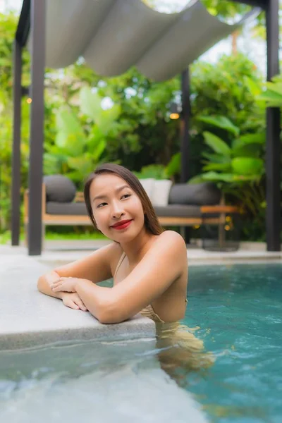 Retrato hermosa joven asiático mujeres feliz sonrisa relajarse al aire libre s —  Fotos de Stock