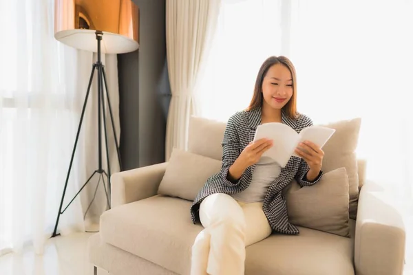 Retrato hermosa joven asiático mujeres leyendo libro y sentado en — Foto de Stock