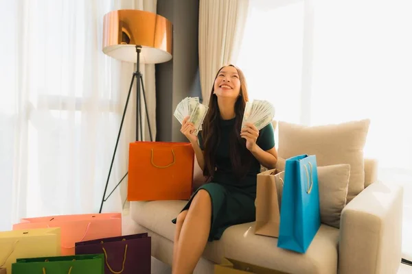 Retrato hermosa joven asiático mujeres utilizando ordenador portátil o sm — Foto de Stock