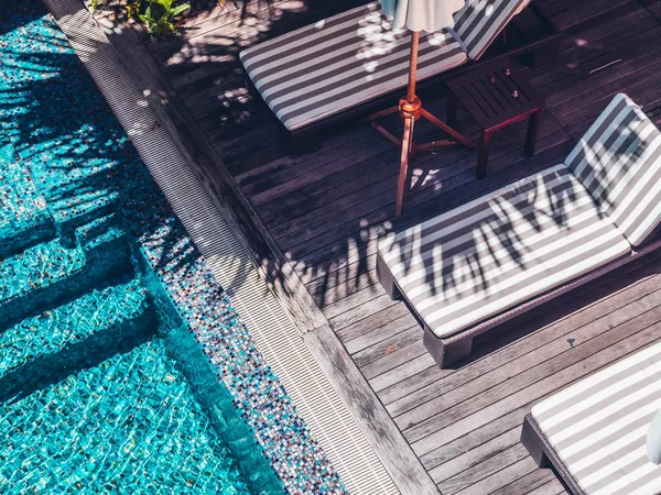 Umbrella and chair around luxury outdoor swimming pool — Stock Photo, Image