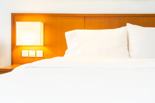 Biała komfortowa Poduszka na łóżku z lampką — Zdjęcie stockowe