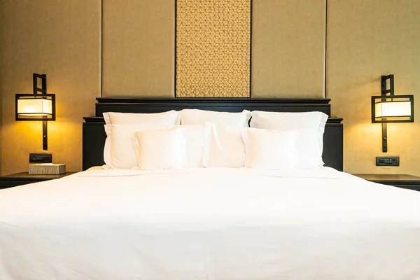 Hermosa almohada blanca cómoda de lujo en la decoración de la cama en b — Foto de Stock