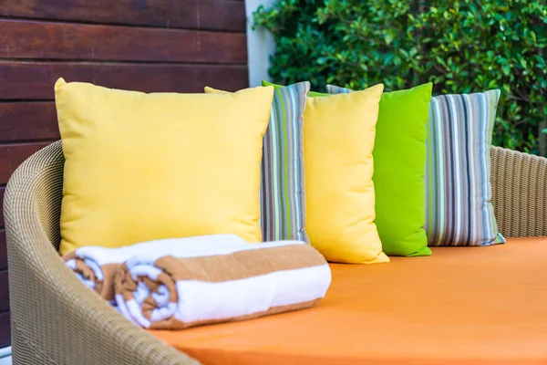 Parapluie et chaise canapé autour de la piscine extérieure à l'hôtel re — Photo