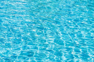 Soyut ve yüzey havuzu suyu, güneş ışığının geri çekilmesiyle yansır