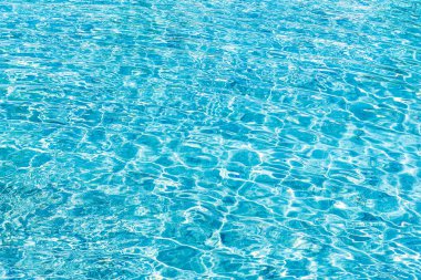 Soyut ve yüzey havuzu suyu, güneş ışığının geri çekilmesiyle yansır