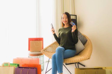 Bilgisayar dizüstü bilgisayar kullanan güzel Asyalı kadınların portresi.