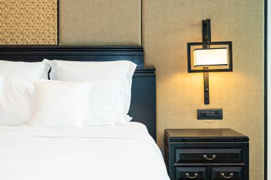 B yatak dekorasyonu üzerinde güzel lüks rahat beyaz yastık