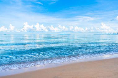 Beyaz bulut mavi gökyüzü ile güzel tropikal plaj deniz Okyanusu ve