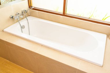 Banyo güzel beyaz küvet dekorasyon iç