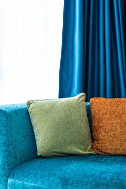 Koltuğun iç tarafında yastık var.