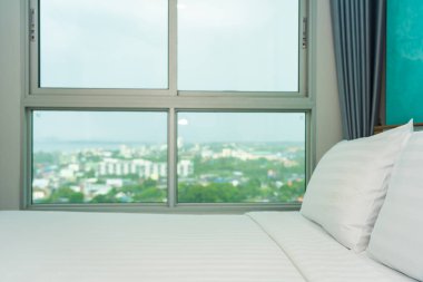 Yastık ve battaniye yatağın üzerinde, içinde lamba süslemesi var.