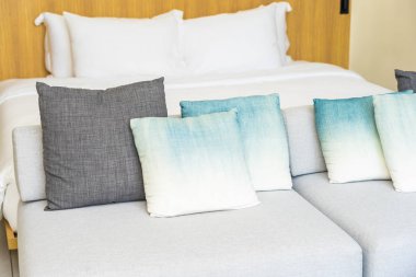 Kanepe sandalyede rahat yastık