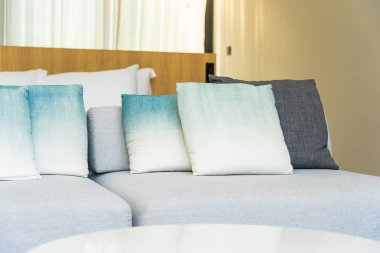 Kanepe sandalyede rahat yastık