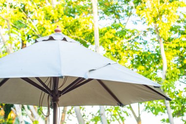Açık hava manzaralı beyaz şemsiye