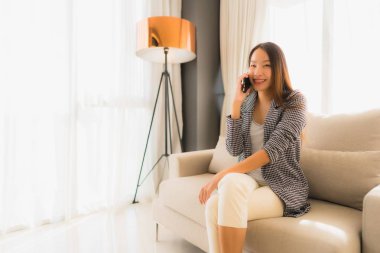 Konuşan cep telefonu kullanan güzel Asyalı genç kadınların portresi 